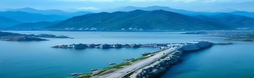 北川美绪个人写真风格数据看板插画，湖蓝背景下展示演艺信息，清新专业感